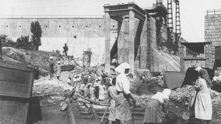 Женщины на восстановлении Днепрогэса. Запорожье, 1947