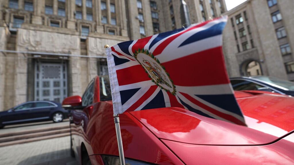 ФСБ выявила сотрудника британских спецслужб Дэвиса Гарета Самьюэля, работавшего под прикрытием должности секретаря административно-хозяйственного посольства Великобритании в Москве.