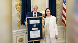 Мачадо передала Трампу свою медаль Нобелевской премии мира