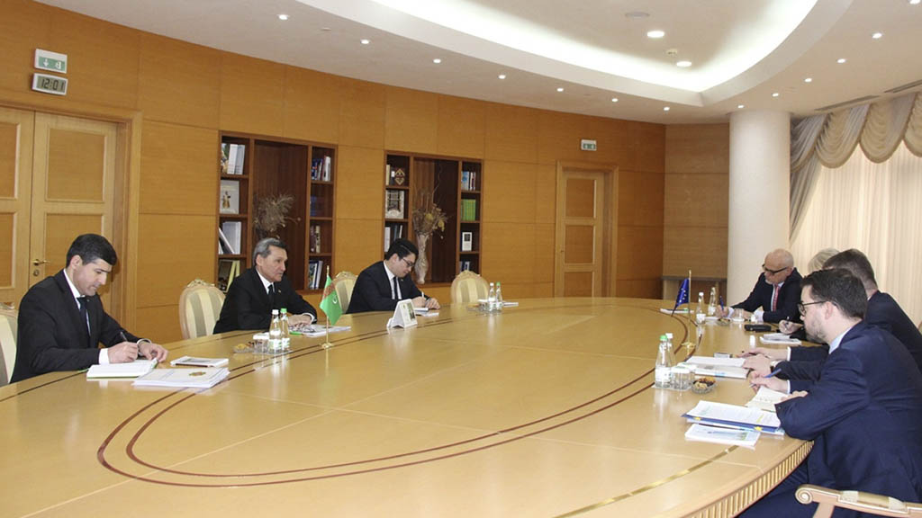 «Двойной удар» в Ашхабаде: как синхронные визиты США и ЕС нацелены на вытеснение России и Китая из Туркменистана