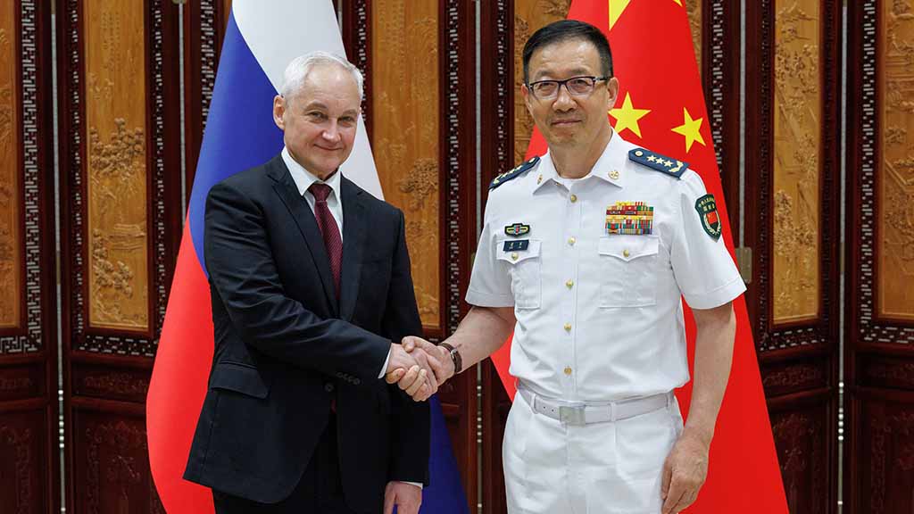 Китай выразил готовность сотрудничать с Россией в сфере укрепления глобальной безопасности и стабильности. Об этом заявил министр обороны КНР Дун Цзюнь в ходе состоявшегося в формате видеосвязи разговора с министром обороны РФ Андреем Белоусовым.