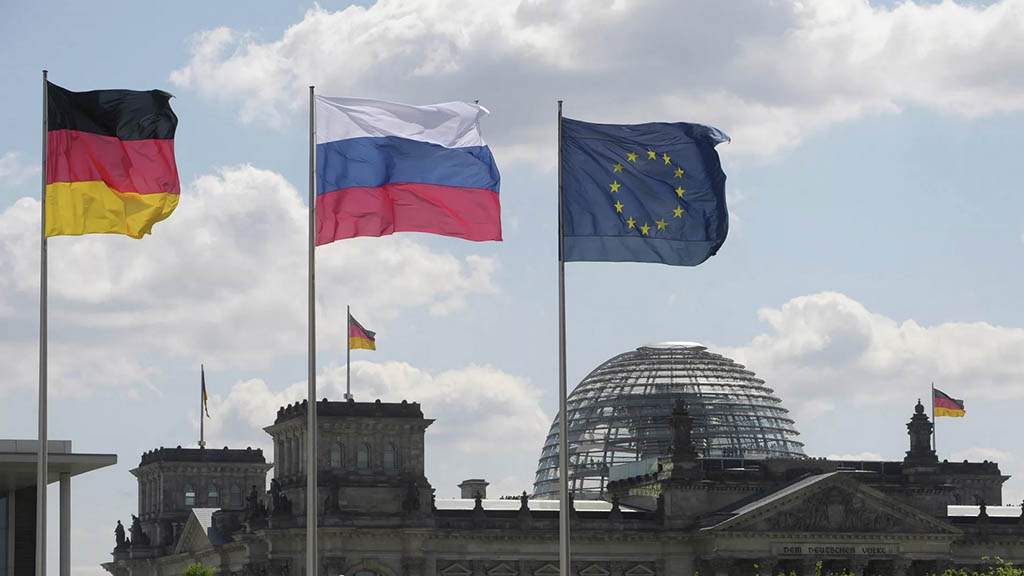 Евросоюзу необходимо наладить прямые переговоры с Россией по Украине, а не полагаться в этом вопросе на США. Об этом заявил депутат бундестага и спикер по внешнеполитическим вопросам Социал-демократической партии Германии (СДПГ) Адис Ахметович в интервью газете Süddeutsche Zeitung.