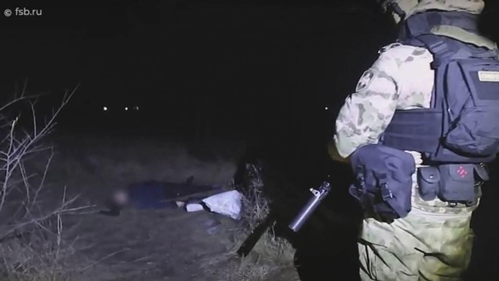 Сотрудники ФСБ России предотвратили теракты на железной дороге и объекте религиозного культа в Дагестане, готовившиеся сторонниками запрещенной в РФ международной террористической организации. Двое подозреваемых были ликвидированы при попытке задержания.