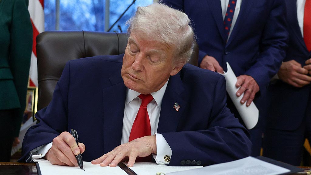 В США ввели режим чрезвычайного положения из-за угрозы национальной безопасности со стороны Кубы. Соответствующий указ подписал президент Дональд Трамп.