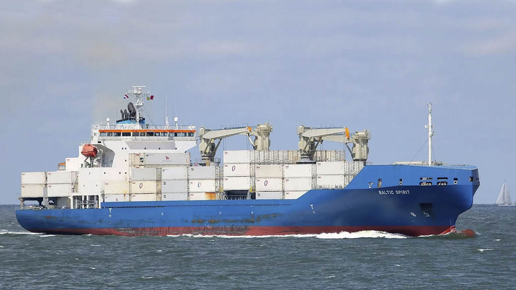 Эстония задержала во внутренних водах республики контейнеровоз Baltic Spirit под флагом Багамских островов, якобы следовавший в Россию. Основанием для задержния стало подозрение в связях с контрабандой из Эквадора.