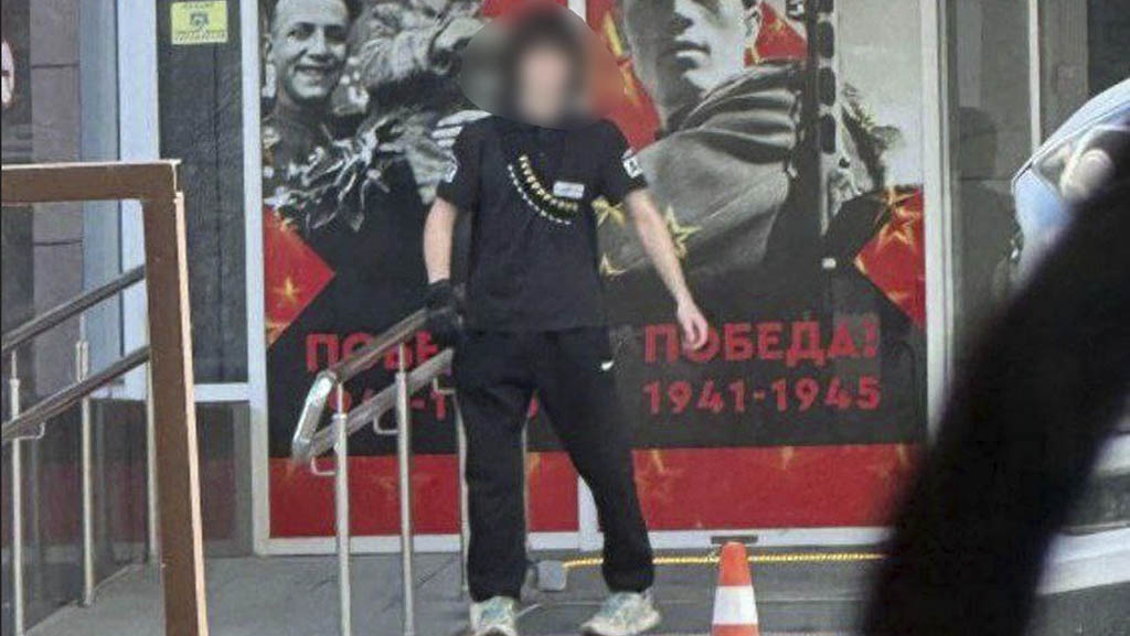 В Анапе студент одного из техникумов открыл стрельбу в холле учебного заведения. В настоящее время сообщается об одном погибшем и  двух пострадавших, которые получили ранения средней степени тяжести.