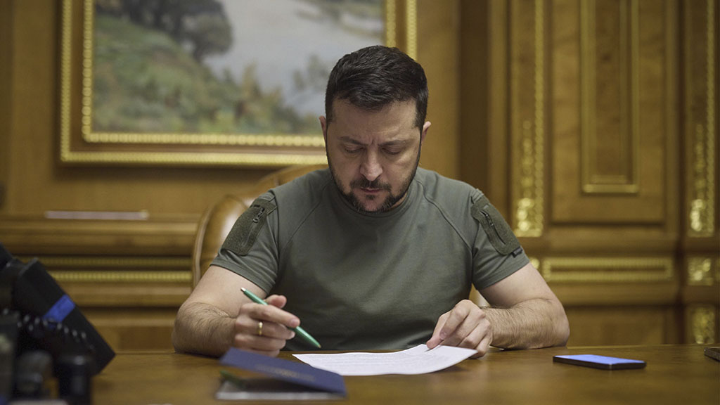 Глава киевского режима Владимир Зеленский распорядился подготовить проекты международных договоров, касающихся гарантий безопасности для Украины.