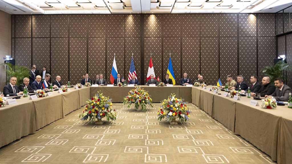 Накануне в Женеве завершился первый день трёхсторонних переговоров по урегулированию конфликта на Украине с участием российской, украинской и американской делегаций.