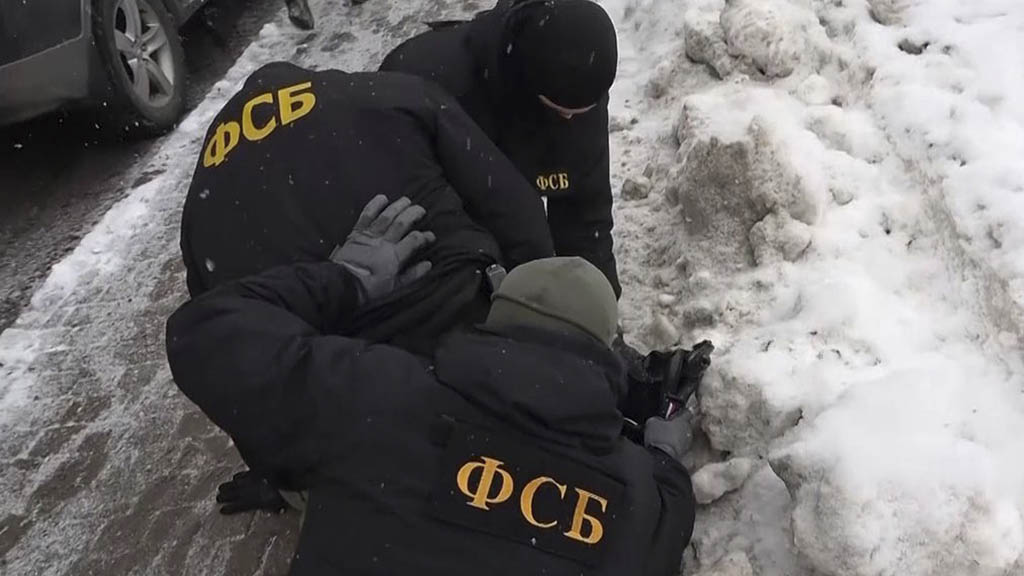 Сотрудники ФСБ РФ задержали жителя Челябинска, который по заданию спецслужб Украины планировал совершить теракт с использованием самодельного взрывного устройства (СВУ).