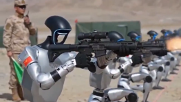 На видео показали использование гуманоидных роботов военными