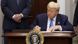 Трамп подписал указ о введении дополнительных пошлин в 10% для всех стран мира