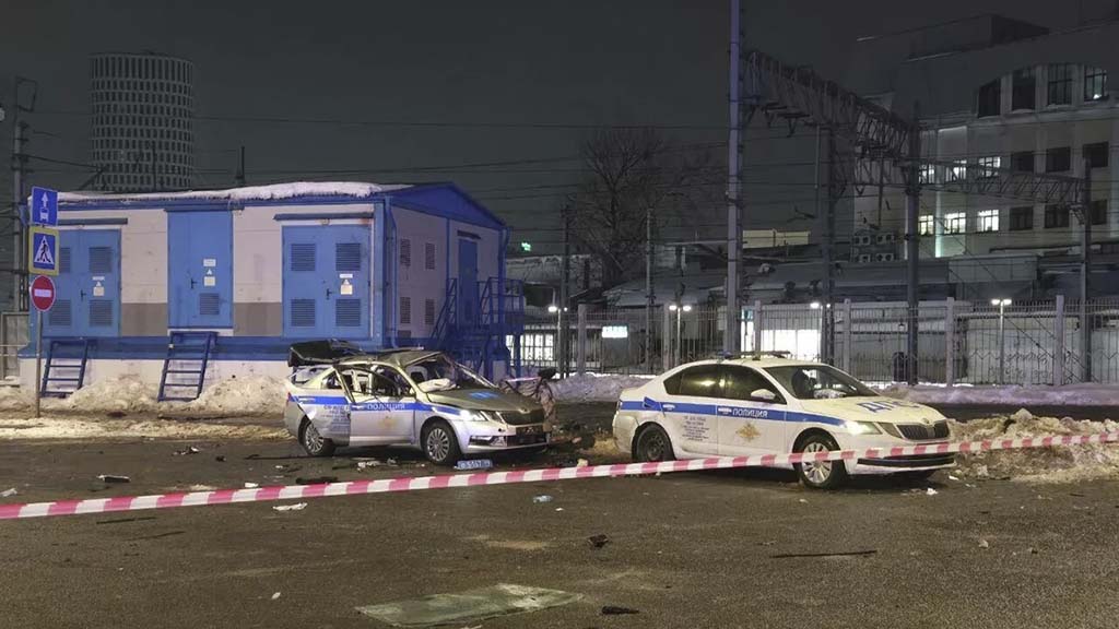 В Москве на площади Савеловского вокзала после взрыва, произошедшего рядом со служебным автомобилем, погиб сотрудник Госавтоинспекции, ещё двое полицейских получили ранения. Об этом сообщила пресс-служба столичного МВД.