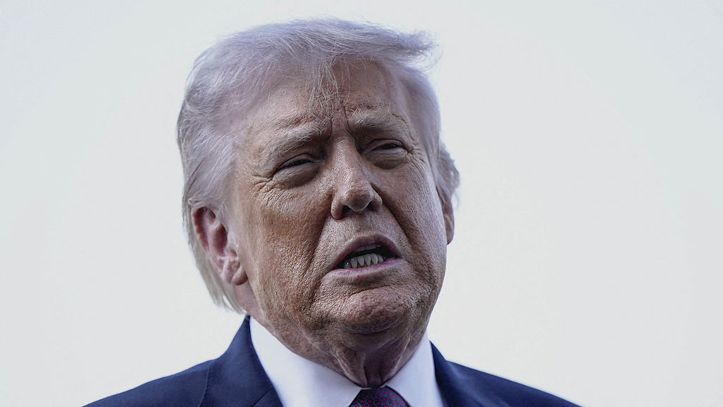 Президент США Дональд Трамп заявил, что руководство Ирана во главе с верховным лидером Али Хаменеи якобы дважды пыталось организовать покушение на него. Об этом он рассказал в интервью репортеру ABC News.