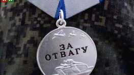 Вечер спустился в холодный блиндаж