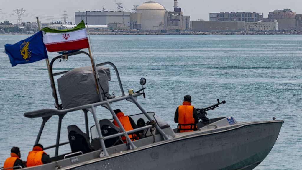 Разведка США располагает информацией, что Иран готовится установить морские мины в Ормузском проливе, чтобы ещё больше затруднить судоходство по этому ключевому маршруту.