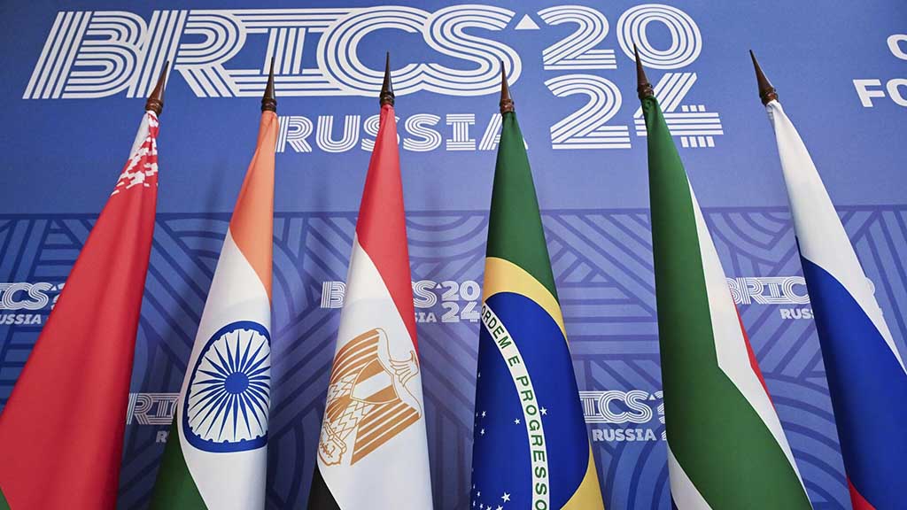 Администрация Соединенных Штатов добивается от властей Южно-Африканской Республики выхода страны из объединения БРИКС и возврата к политике неприсоединения. Об этом сообщает местная газета TimesLIVE.