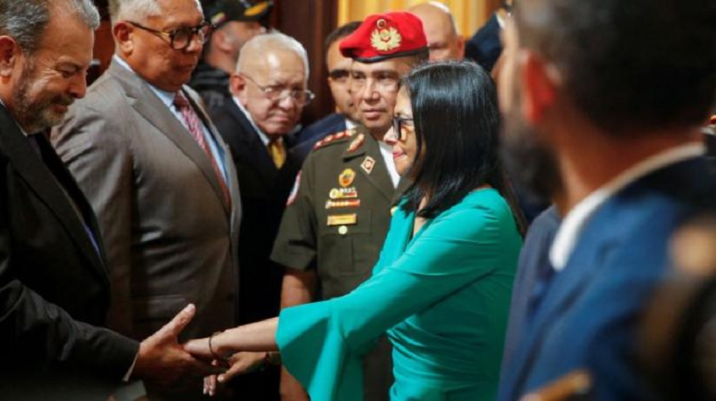 Делси Родригес приветствует законодателей после церемонии приведения к присяге в Национальном собрании в Каракасе 5 января 2026 года. Фотография: Леонардо Фернандес Вилория/ReutersДелси Родригес после принесения присяги в качестве президента Венесуэлы, 5 января 2026 года