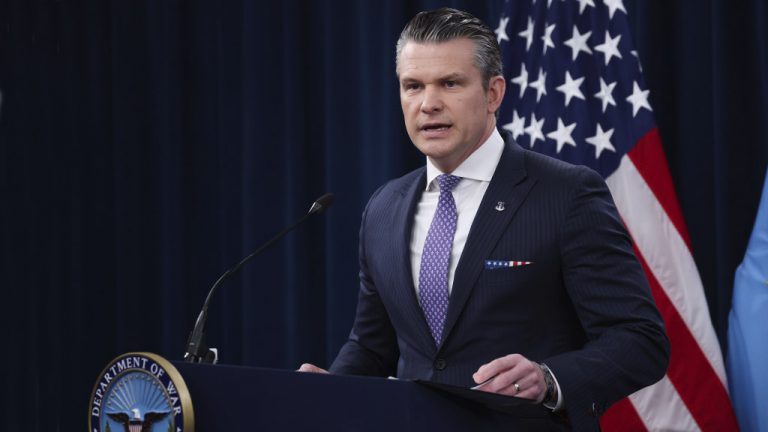 Сенаторы-демократы намерены объявить импичмент главе Пентагона