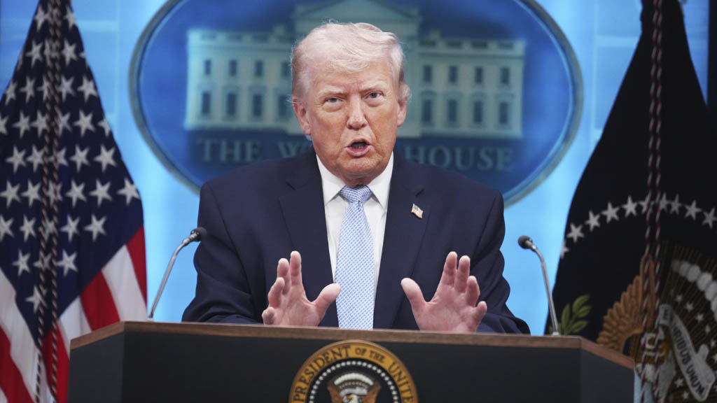 Президент США Дональд Трамп объявил, что ВМС США начинают блокаду Ормузского пролива.