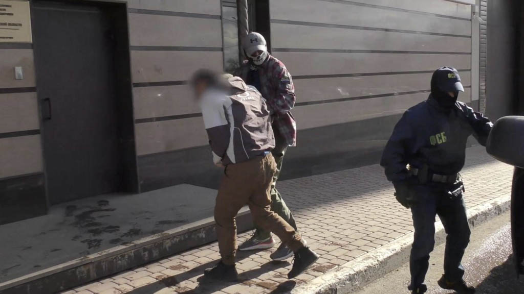 Сотрудники ФСБ задержали троих граждан России, Украины и Молдавии по подозрению в подготовке предотвращенного 2 апреля 2026 года в Москве теракта, планировавшегося украинскими спецслужбами в отношении высокопоставленного сотрудника правоохранительных органов.