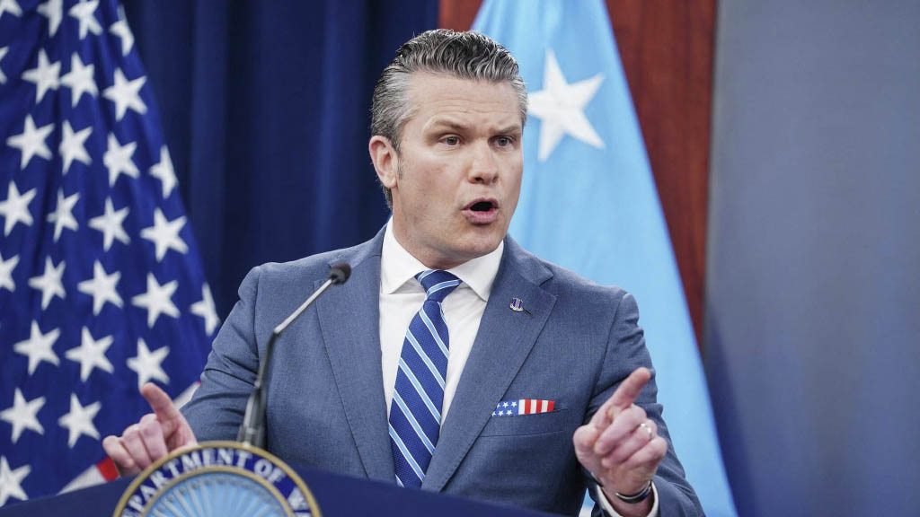 Соединённые Штаты будут продолжать блокаду иранских морских портов, которую ранее ввёл президент США Дональд Трамп, и могут нанести удары по объектам инфраструктуры, электростанциям и предприятиям энергетической отрасли в случае, если Тегеран сделает неправильный выбор и откажется от мирной сделки, заявил на пресс-конференции глава Пентагона Пит Хегсет.