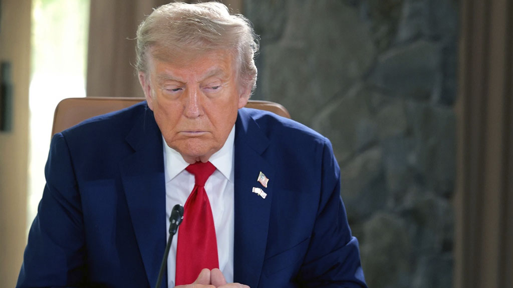 Президент США Дональд Трамп заявил, что продлевает перемирие с Ираном до момента получения предложений иранской стороны и окончания возможных переговоров. Вместе с тем глава белого дома пообещал продолжить блокаду иранских портов.