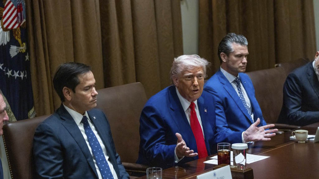 Президент США Дональд Трамп поручил своим помощникам готовиться к затяжной блокаде Ирана. Он намерен продолжать давление на иранскую экономику и экспорт нефти, сохраняя морскую блокаду страны.