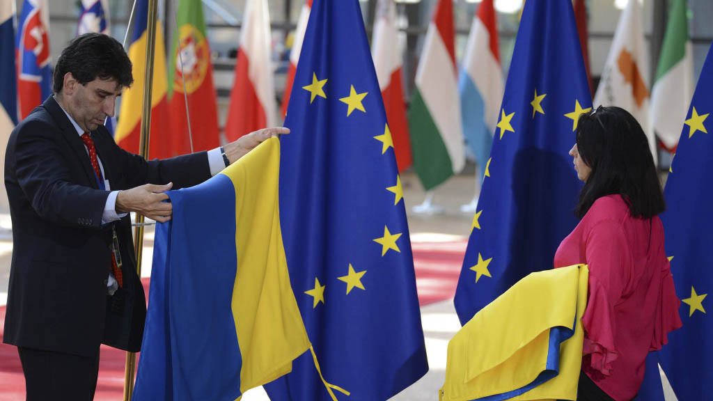 Страны ЕС после отказа от плана ускоренного принятия Украины в состав объединения намерены предложить Киеву урезанную интеграцию, чтобы по возможности максимально сблизить её с блоком.