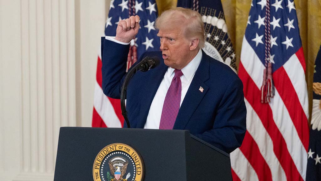 Президент США Дональд Трамп заявил, что США в ближайшее время могут возобновить операцию «Проект Cвобода» по сопровождению судов в Ормузском проливе или  предпринять в отношении Ирана «намного более серьезные» шаги. Об этом он сообщил в интервью телекомпании CBS News.