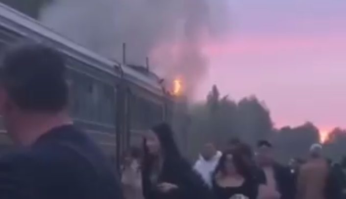 Поезд в Латвии загорелся из-за попадания украинского дрона. Фото © соцсети