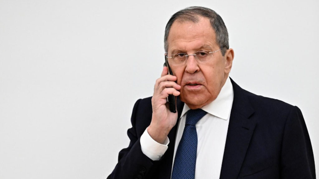 Глава МИД РФ Сергей Лавров в ходе телефонного разговора проинформировал госсекретаря США Марко Рубио о начале системных ударов Вооруженных сил РФ по центрам принятия решений и используемым для нужд ВСУ объектам, расположенным в Киеве.
