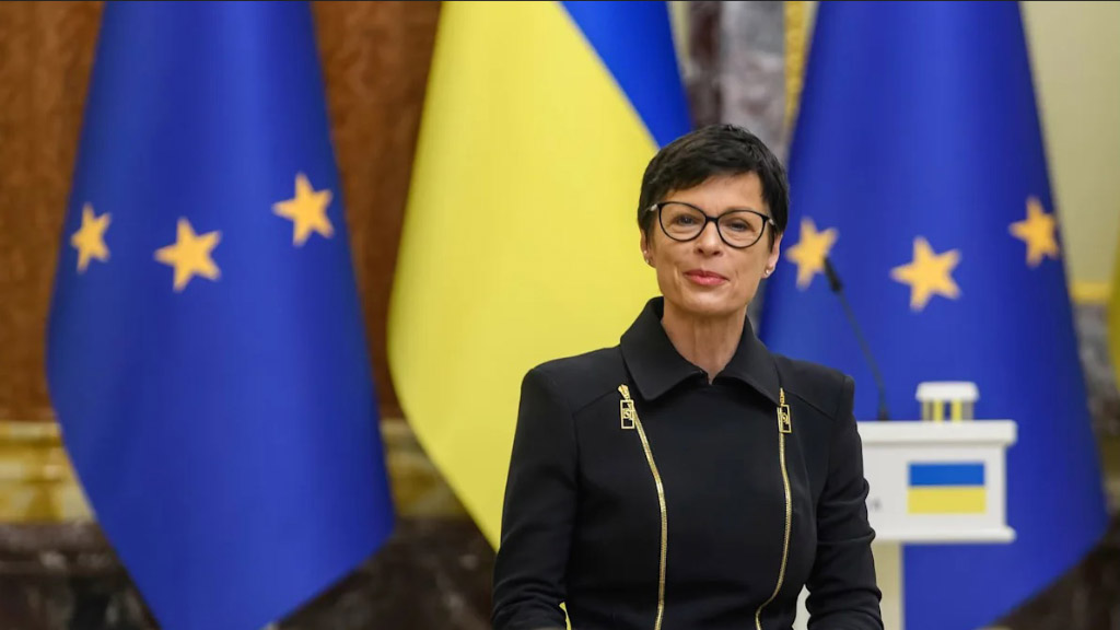 Украина не сможет вступить в состав Евросоюза в 2027 году, как того требует Киев. Об этом заявила еврокомиссар по вопросам расширения Марта Кос в интервью британской газете Financial Times.