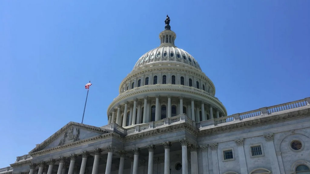 Палата представителей США приняла резолюцию, ограничивающую военные полномочия президента Дональда Трампа в конфликте с Ираном.