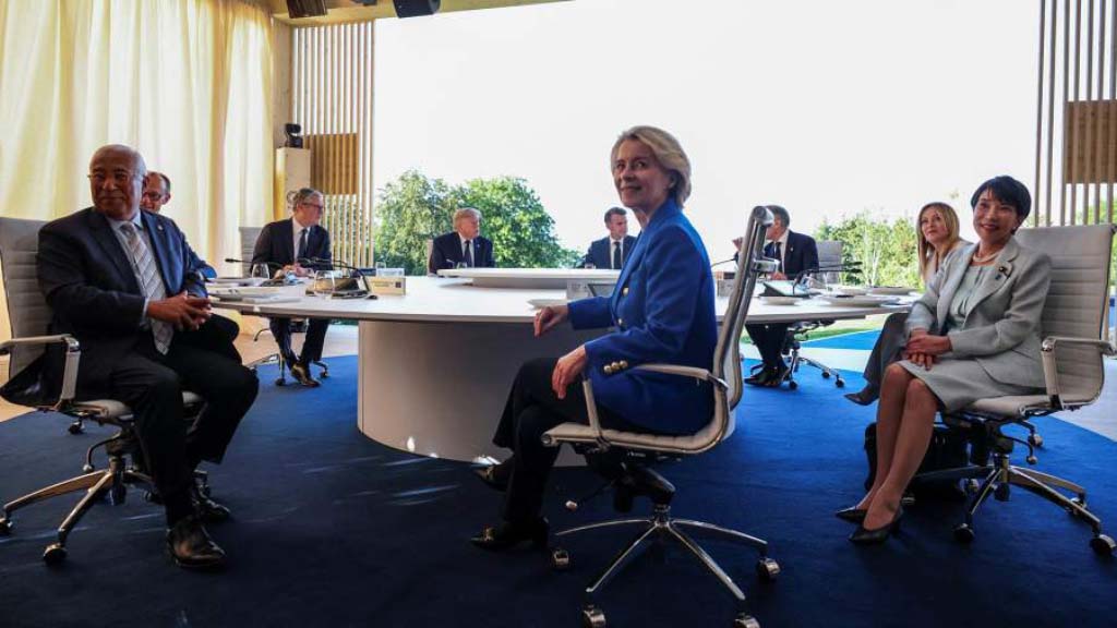 Лидеры стран G7 на проходящем во французском Эвиане саммите пришли к соглашению о необходимости усиливать санкционные меры в отношении России, и, в частности, посредством введения новых ограничений в сфере энергетики.