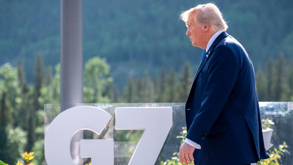 Президент США Дональд Трамп планирует обратиться к американским оборонным компаниям с просьбой организовать лицензионное производство вооружений в Европе и на Украине.