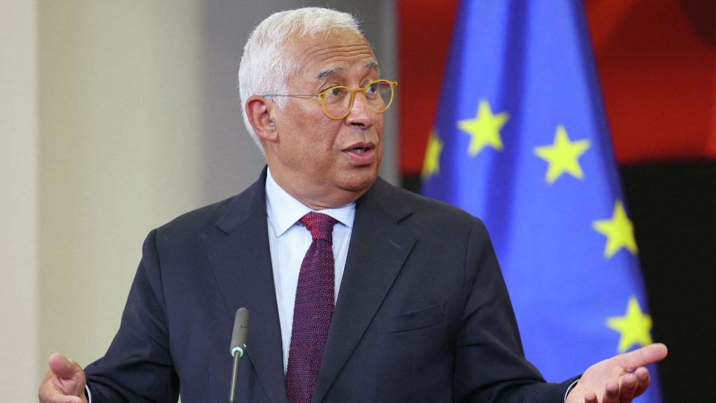 Вопрос о возобновлении переговоров с Москвой вызвал раскол в стане лидеров стран Евросоюза на два лагеря, а недавние контакты офиса главы Совета ЕС Антониу Кошты с Кремлем – ярость некоторых из европейских руководителей.