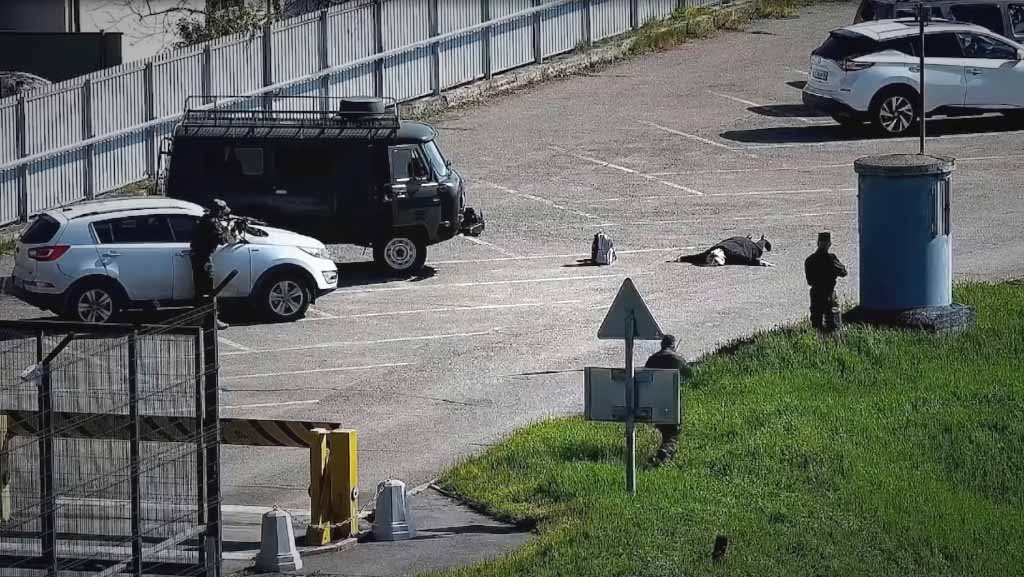 Сотрудники ФСБ совместно со Следственным комитетом предотвратили двойной теракт против правоохранителей, который планировали осуществить две женщины, завербованные украинскими спецслужбами, совершив самоподрывы возле одного из зданий силовых ведомств в Пятигорске.