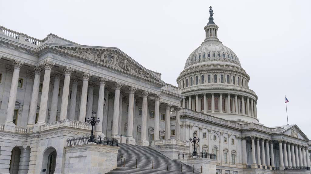 Сенат США одобрил принятую ранее Палатой представителей резолюцию, призывающую президента Дональда Трампа прекратить использовать американские вооруженные силы для ведения военной операции против Ирана.