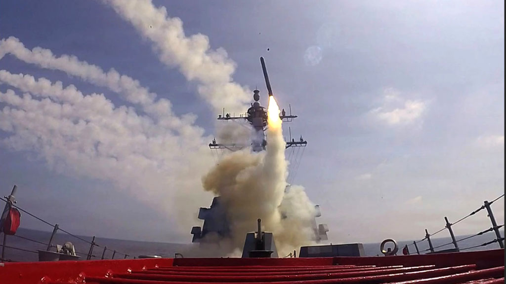 ВС США нанесли удары по связанным с Ираном целям в Ормузском проливе после последовавших со стороны президента США Дональда Трампа обвинений в нарушении Ираном режима прекращения огня.