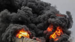 Хранилища нефтепродуктов горят в Азове после удара дронов ВСУ