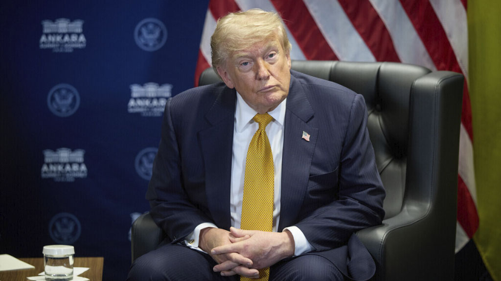 Президент США Дональд Трамп распорядился о продолжении переговоров с Ираном и передал соответствующие указания своей команде переговорщиков, сообщает телеканал CBS со ссылкой на источники в администрации Белого дома.