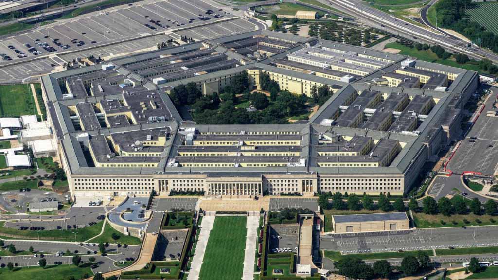 Военное министерство США (Пентагон) внесло 33 научно-исследовательских института и университета России в перечень организаций, которые, по мнению правительства США, представляют угрозу национальной безопасности Соединенных Штатов.