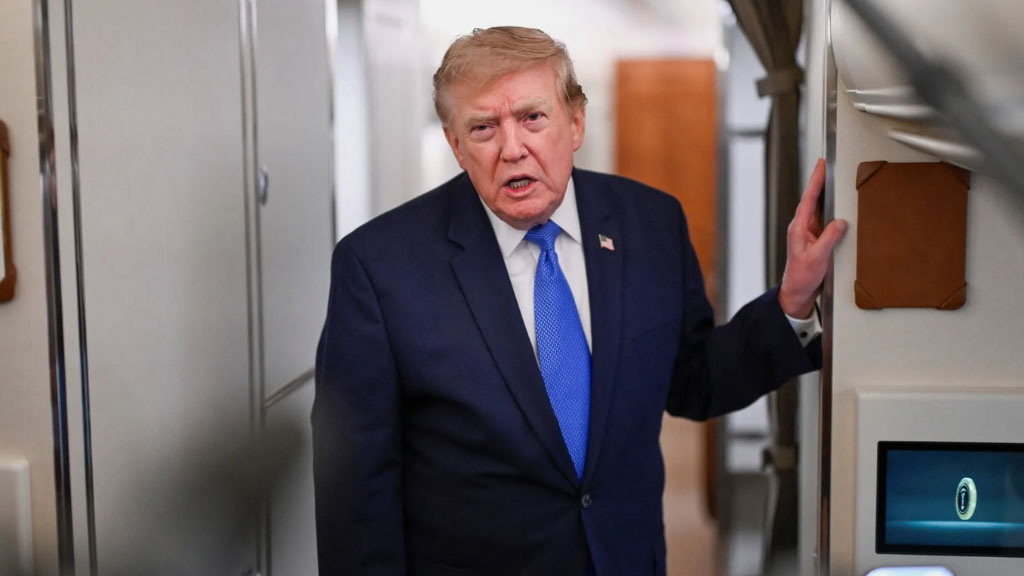 Президент США Дональд Трамп отменил запланированную ранее массированную атаку и на Иран и объявил о начале новых прямых переговоров с Исламской Республикой.