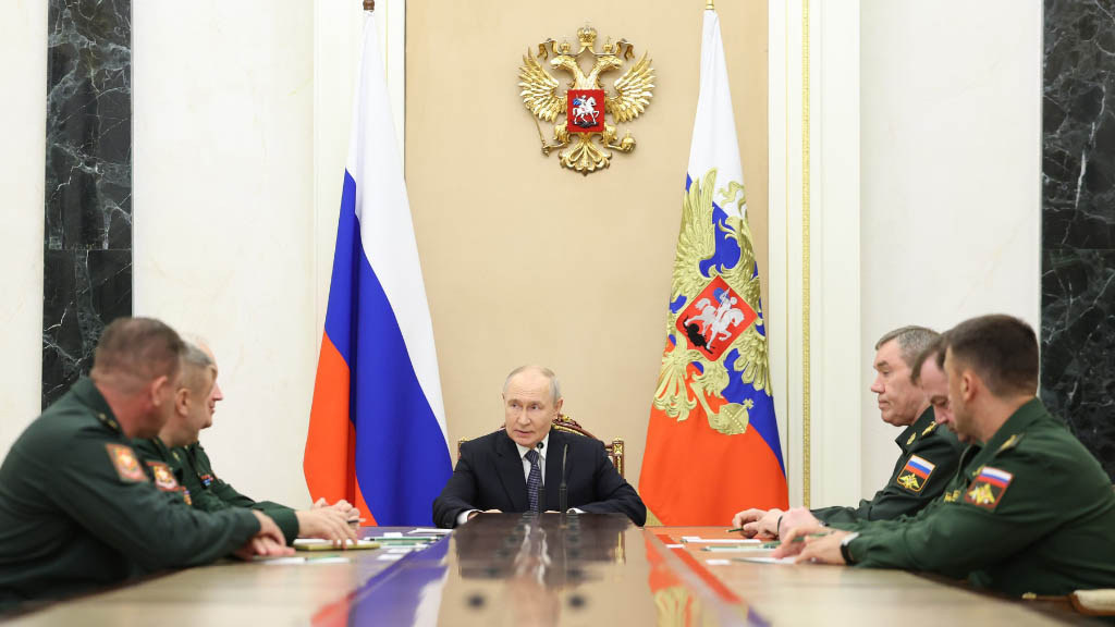 Президент России Владимир Путин провел встречу с руководством Минобороны РФ, основной темой которой стало совершенствование структуры ведомства.