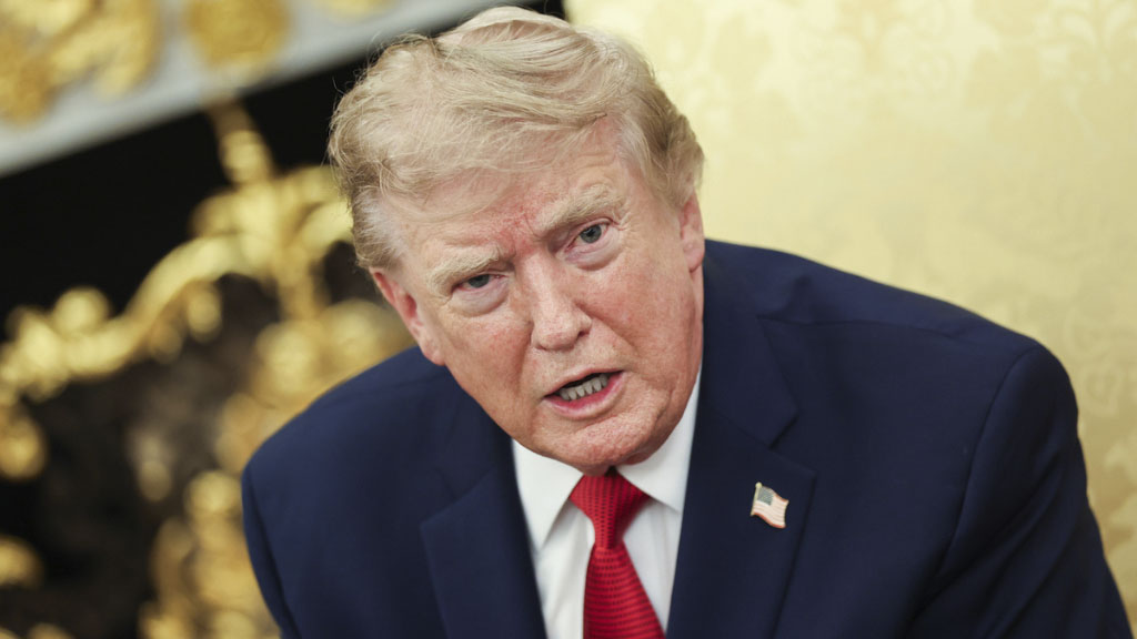 Президент США Дональд Трамп распорядился прекратить любые переговоры с Ираном и вместо попыток нанесения быстрого военного поражения перейти к стратегии постепенного экономического удушения.