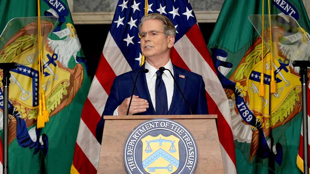 США в рамках объявленной американским президентом Дональдом Трампом экономической войны против Ирана сообщили о введении санкций в отношении более чем 60 организаций, физических лиц и судов, связанных с Тегераном.