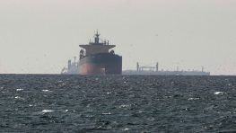 Неизвестный снаряд вывел из строя нефтяной танкер у Ормузского пролива