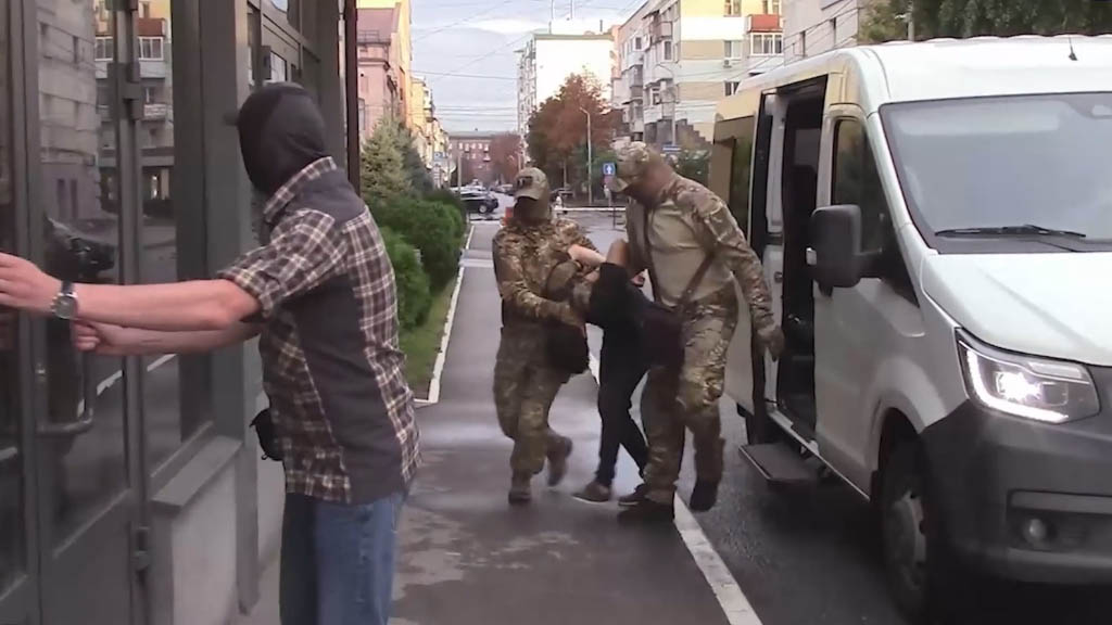 Сотрудники ФСБ совместно со Следственным комитетом (СК) РФ задержали в Астраханской области гражданина Молдавии Кочу Николае, 2004 г.р., который 3 сентября по заданию украинских спецслужб совершил покушение на военнослужащего из числа высшего командного состава Минобороны России в Саратовской области.