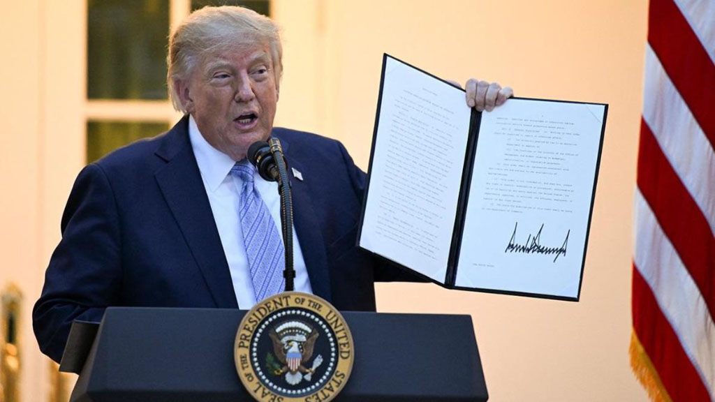 Президент США Дональд Трамп подписал одобренный Конгрессом законопроект о ведении дополнительных «адских» санкций против России, авторами которого являлись покойный сенатор-республиканец Линдси Грэм (внесён в перечень террористов и экстремистов в РФ) и сенатор-демократ Ричард Блюменталь.