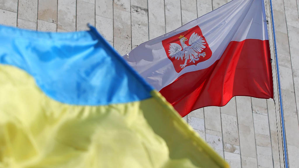 Польша остановила процесс передачи Украине крупного пакета военной помощи после принятого во вторник депутатами Львовского облсовета решения объявить 2027-й годом Украинской повстанческой армии (УПА)*, её главнокомандующего Романа Шухевича и деятеля Организации украинских националистов (ОУН)* Олега Ольжича.